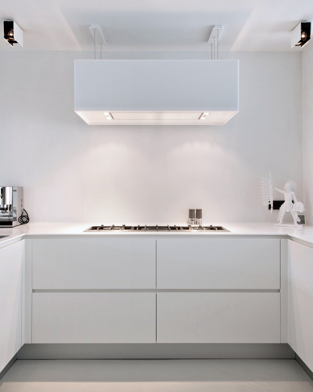 This minimalist kitchen invites mindful cooking and connection. A focus on essential elements fosters a sense of calm, allowing the joy of creating culinary masterpieces to take center stage.

Photo by: @Martijn_Vonck_Photography

#InteriorDesign, #H