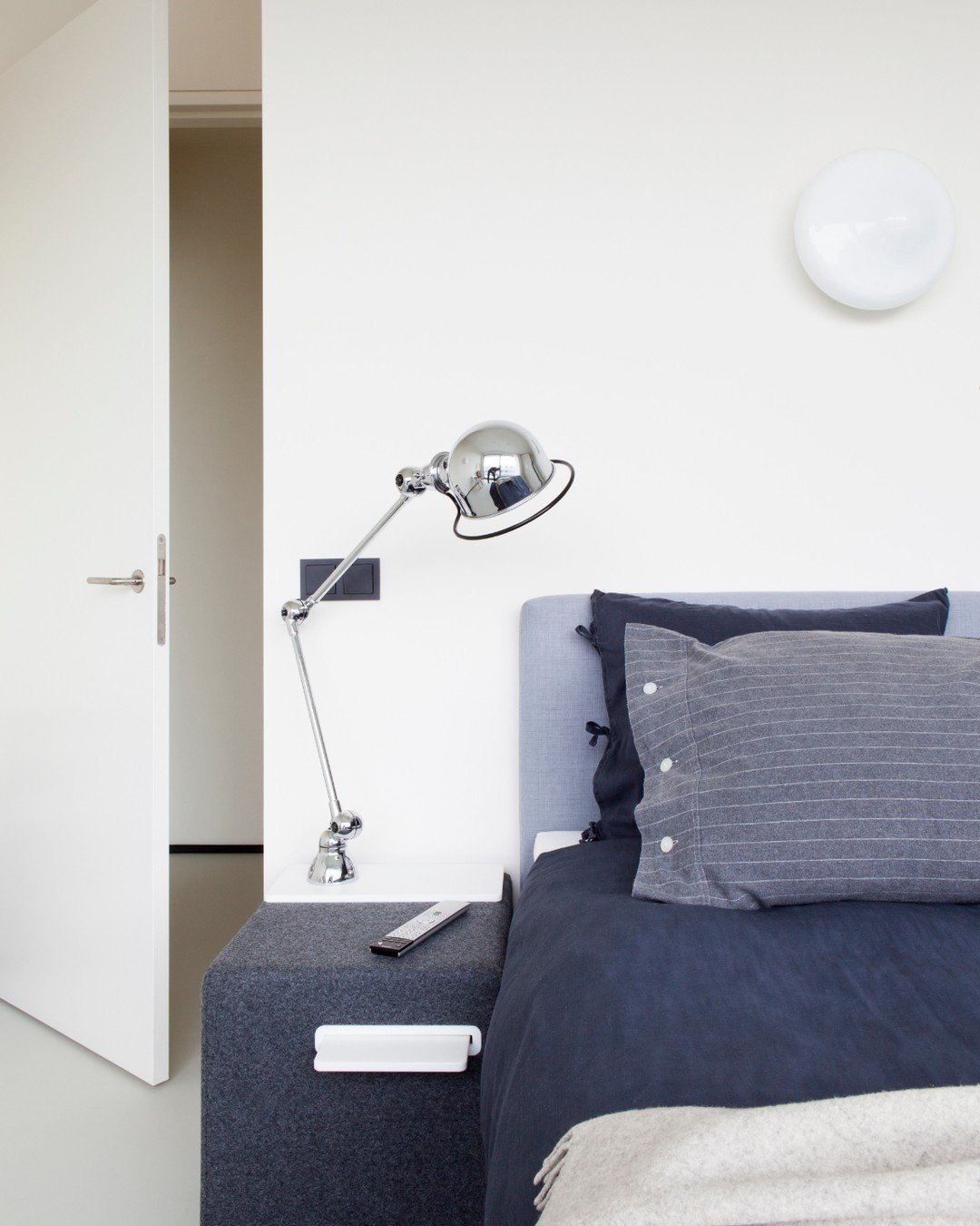 Een slaapkamer met minimalistische look legt de focus op rust met de overzichtelijke look en feel. Elk element is met zorg bedacht en geplaatst om zo comfort te stimuleren, waarbij de verfijnde omgeving je in een ontspannen staat brengt. 

Fotografie
