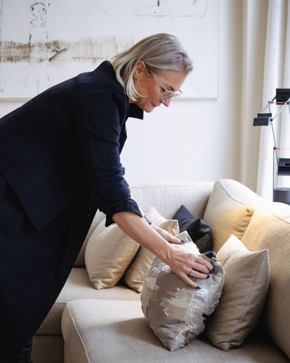 Finishing touches in interieurontwerp zijn de laatste, subtiele elementen die een ruimte compleet maken en alles samenbrengen. Door middel van finishing touches kun je je eigen stijl en smaak tot uiting brengen. Denk aan kunstwerken, accessoires en b