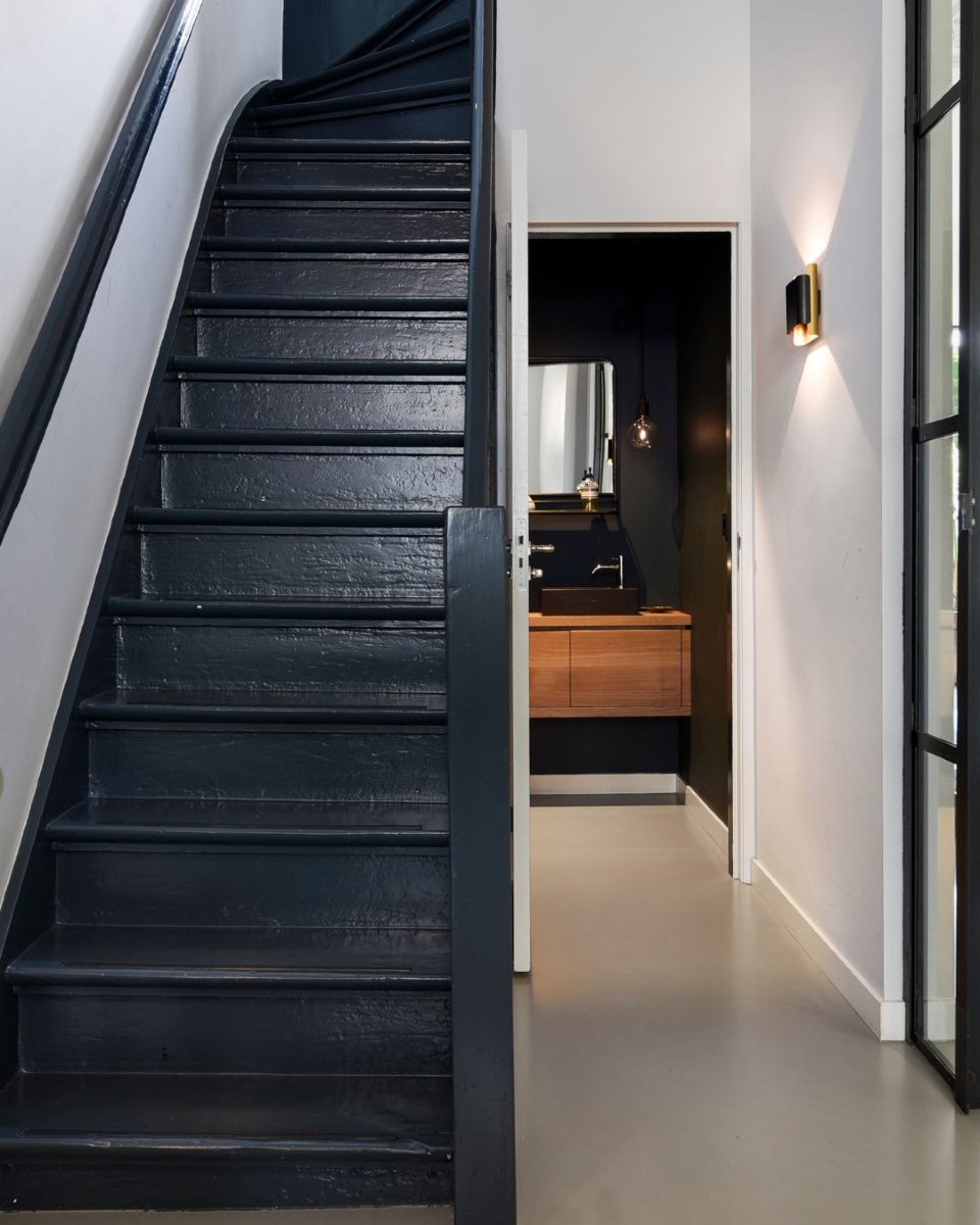 Contrasten in design zijn meer dan alleen visuele spanning; ze benadrukken de schoonheid van tegenovergestelde elementen. Of het nu gaat om licht en donker, glad en ruw, of modern en traditioneel, deze contrasten blazen leven in een ruimte en voegen 