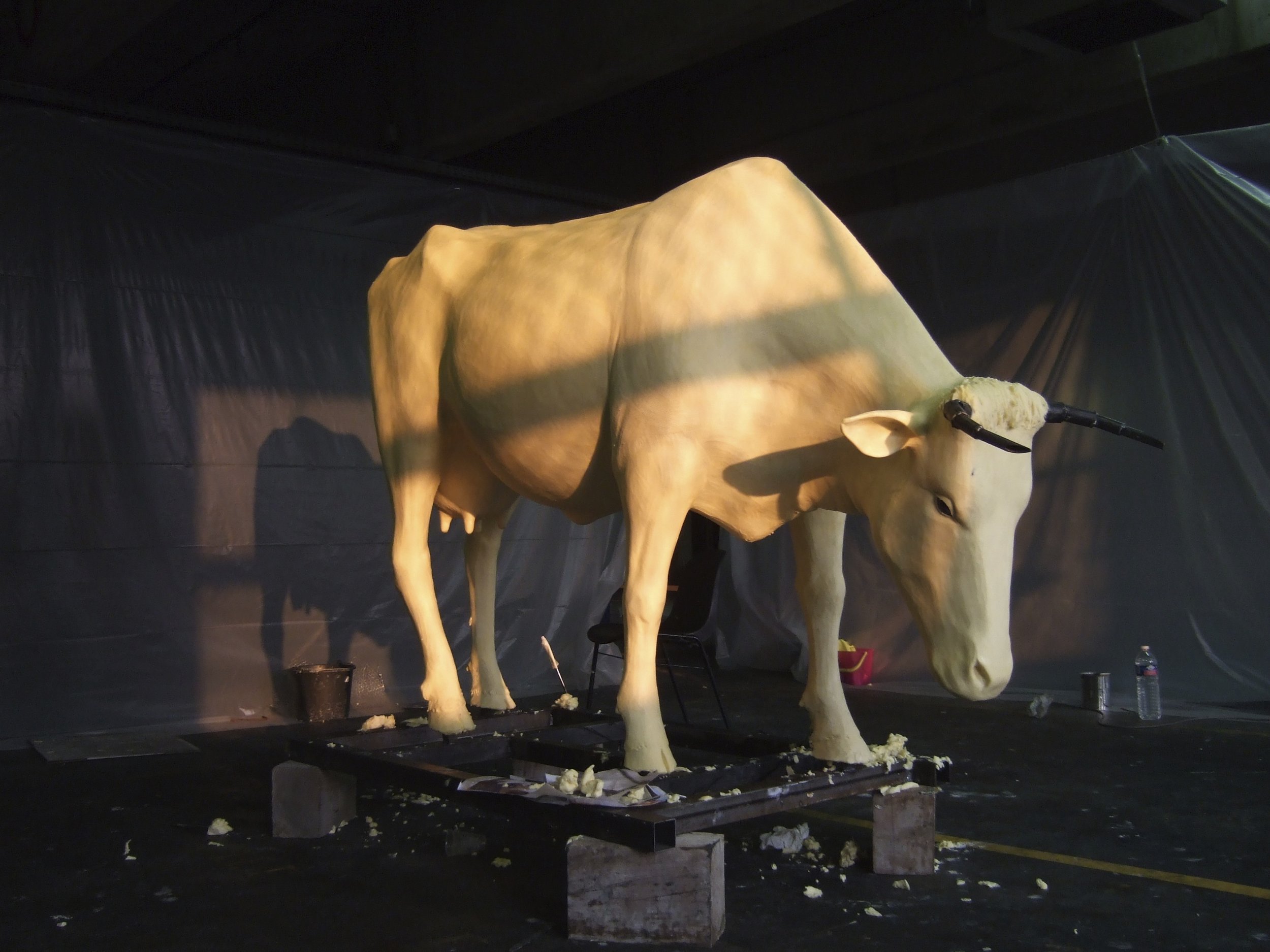 Vache sculptée en beurre par Clément Wintz