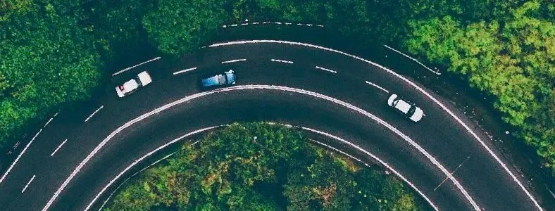 Veduta dall’alto di una curva stradale tra gli alberi, per il progetto SVIARE.