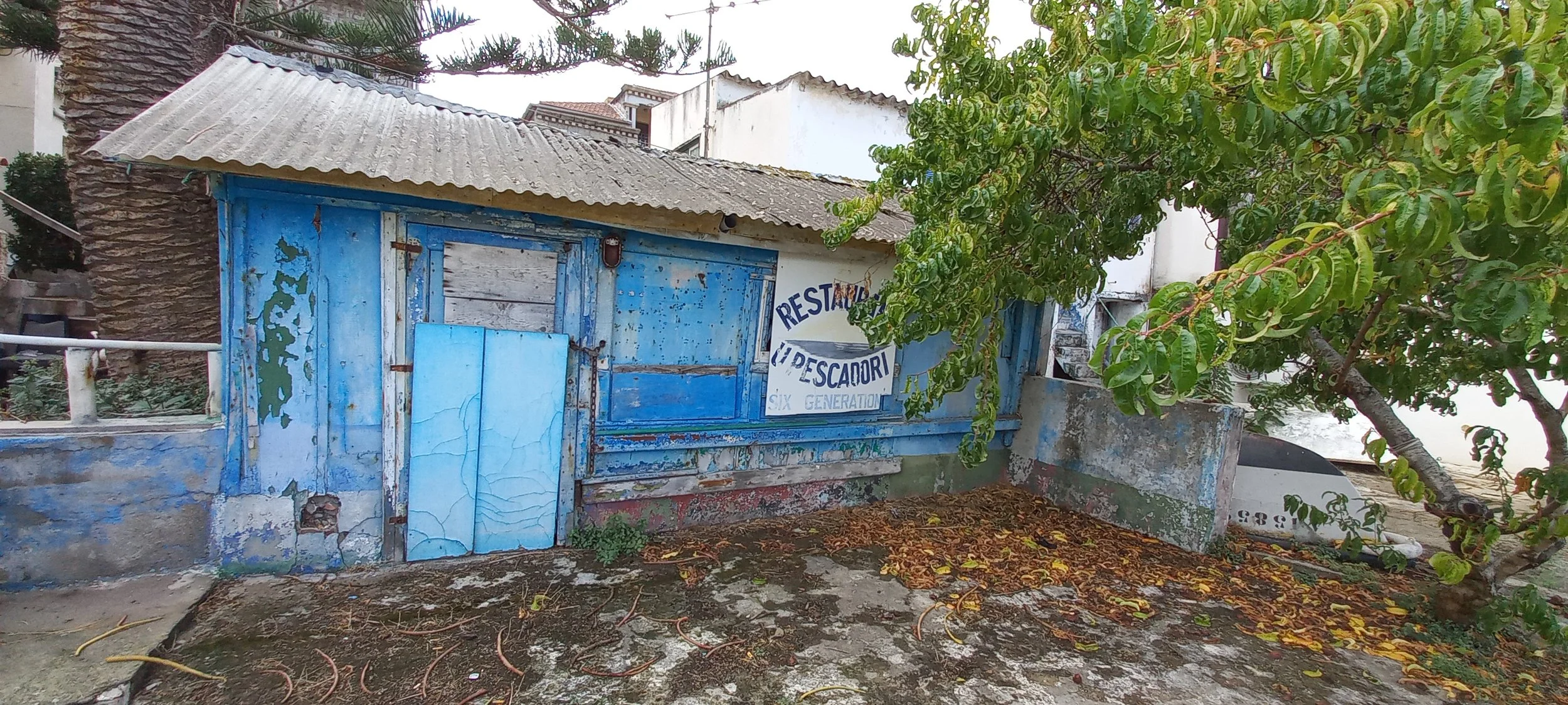 Edificio con porte blu e insegne legate alla pesca, per il progetto FISHMEDNET.