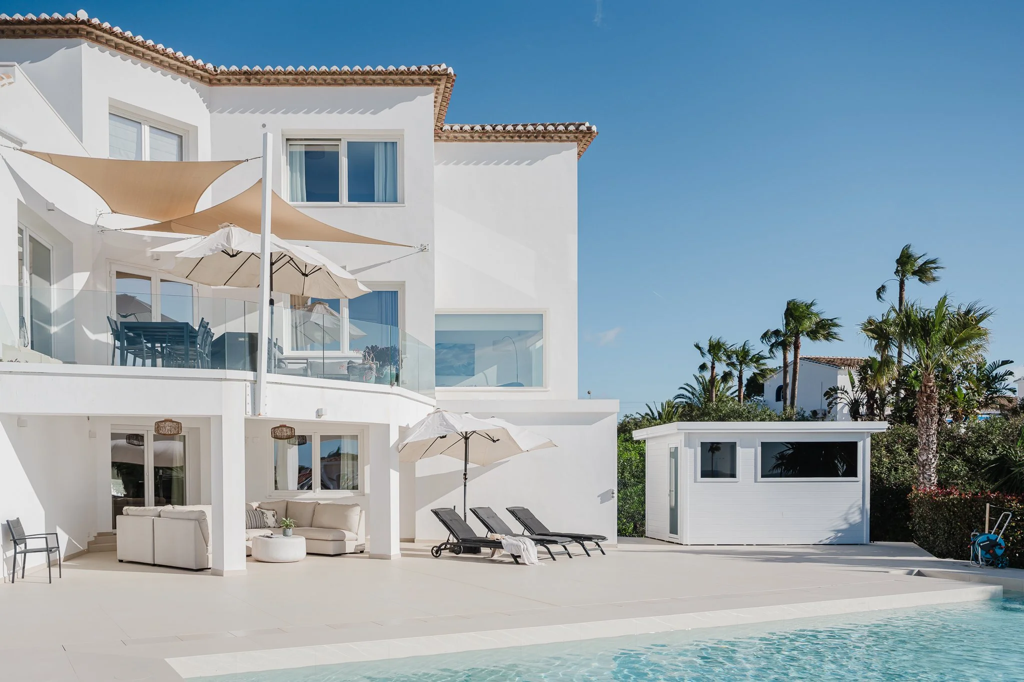 Sisustettu ja remontoitu villa aurinkorannikolla, jonka allasalueelle rakennettiin suomalainen sauna