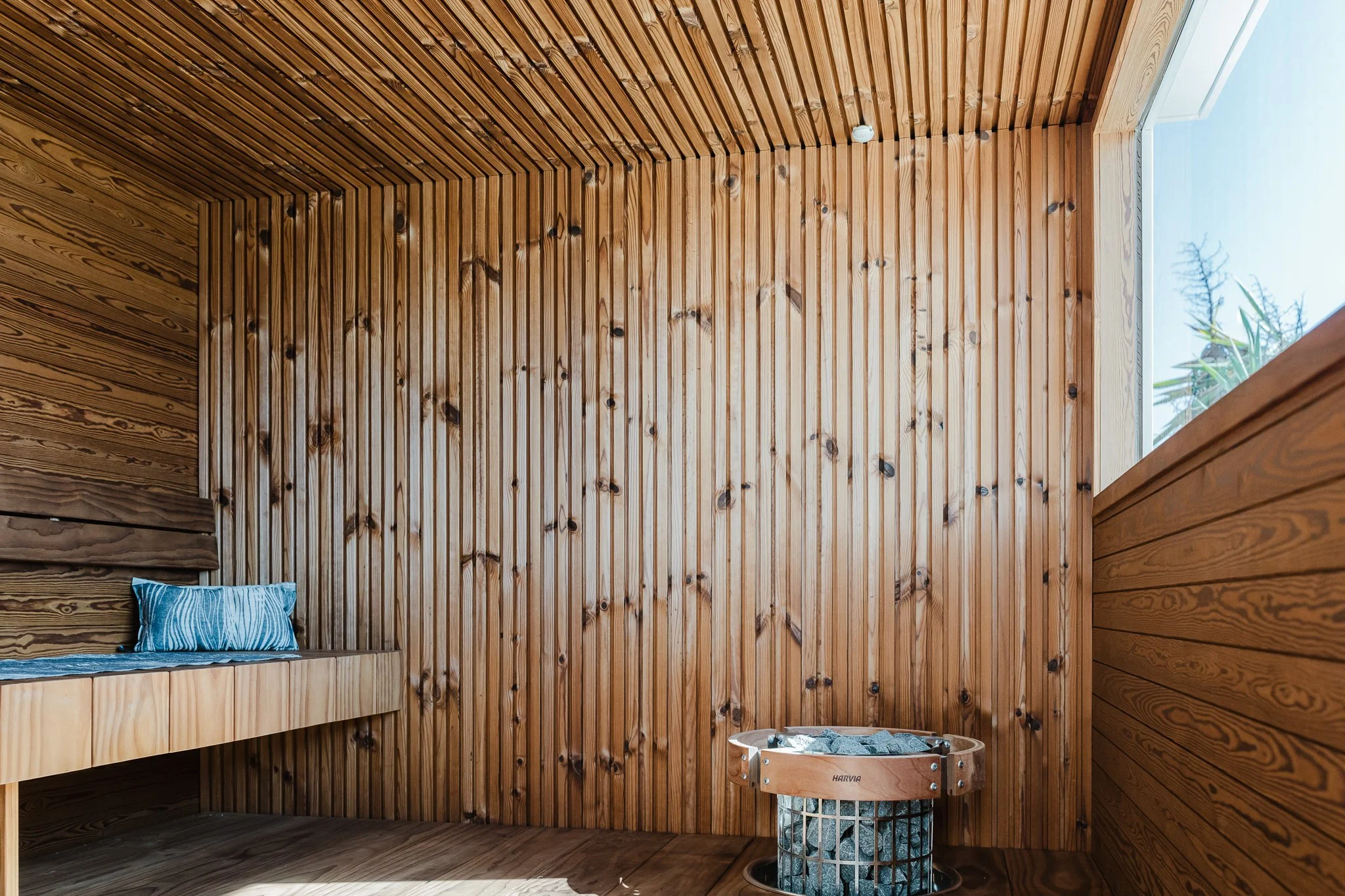 Santala Designin toteuttama sauna osana sisustussuunnitteluprojektia aurinkorannikolla