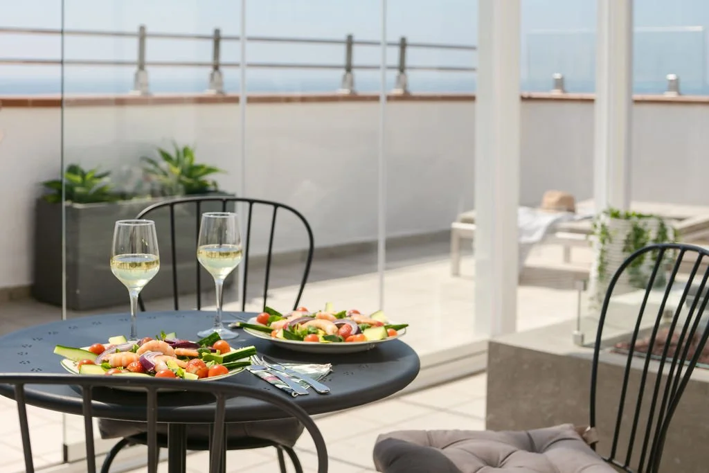 kuva espanjan aurinkorannikolta sisustetun asunnon terassilta