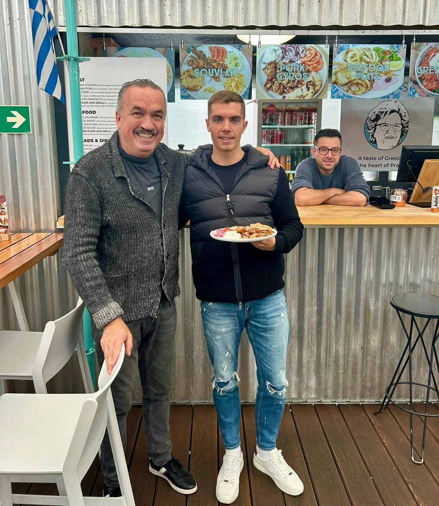 I hr&aacute;čům Sparta Praha chutn&aacute; na&scaron;e j&iacute;dlo. Moc děkujeme za n&aacute;v&scaron;těvu @martinsuchomel2 a drž&iacute;me palce v kari&eacute;ře!🍖🥗🇬🇷