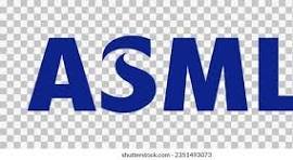 Afbeelding met de tekst 'ASML' in grote blauwe letters op een grijze achtergrond.