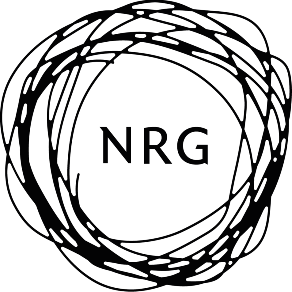 Logo met de letters NRG in het midden, omgeven door een abstracte cirkelvorm.