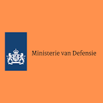 Logo van het ministerie van Defensie met een blauwe en witte insigne op een oranje achtergrond.
