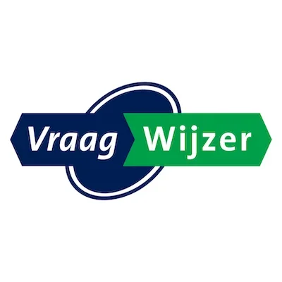 Logo met de woorden 'Vraag' in wit op een blauw achtergrond en 'Wijzer' in wit op een groene pijl.