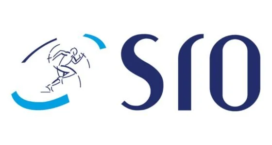 Logo met deels zichtbare tekst 'SIO' en een abstract symbool van twee dansers of sporters.