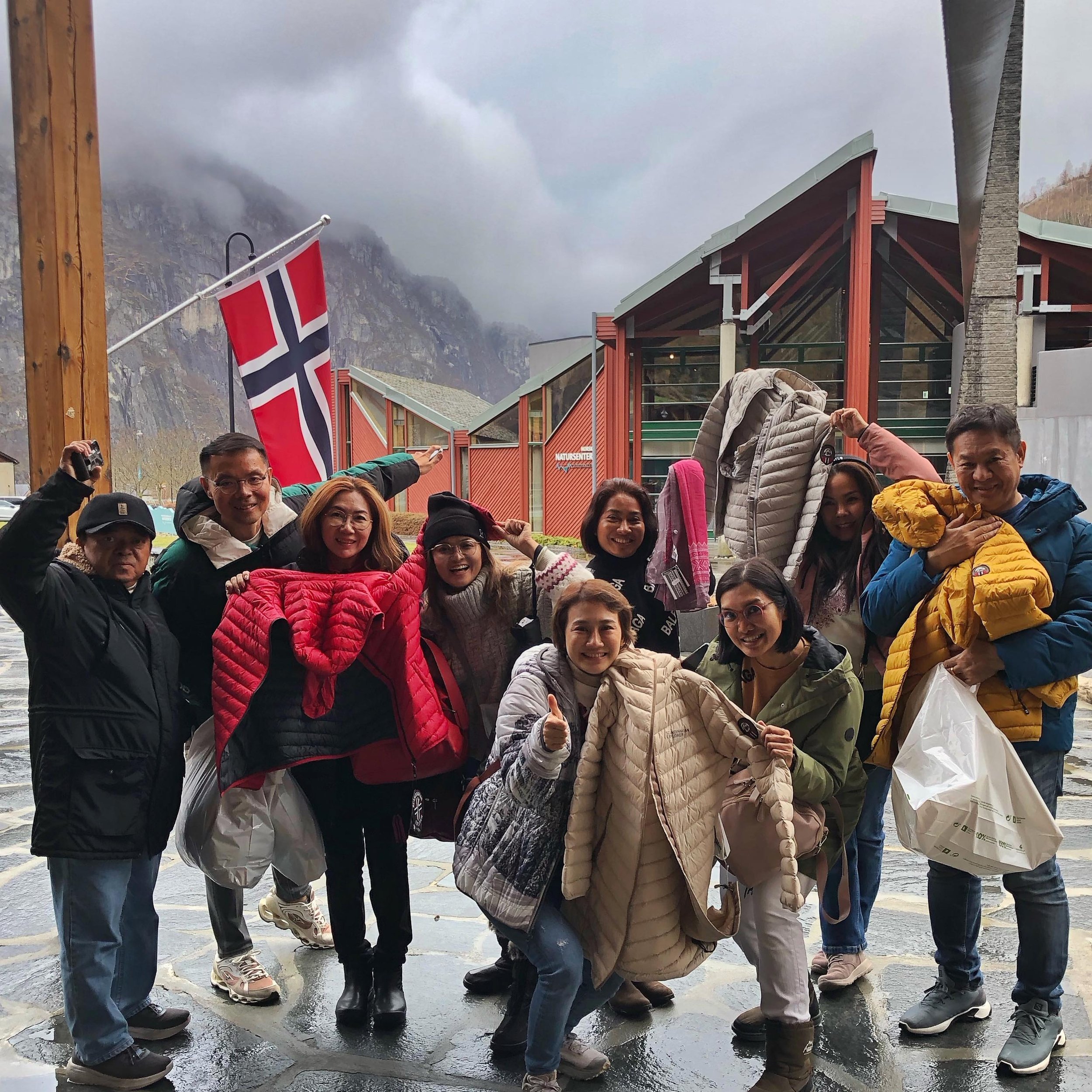 The heroes of our story today !!!! Our happy explorers from Thailand !!!! Thank you for visiting us in the gift shop. It was a pleasure meeting you 🇹🇭 Guests like you are the reason why we love our job at Norsk Natursenter so much &hellip;.. we wil