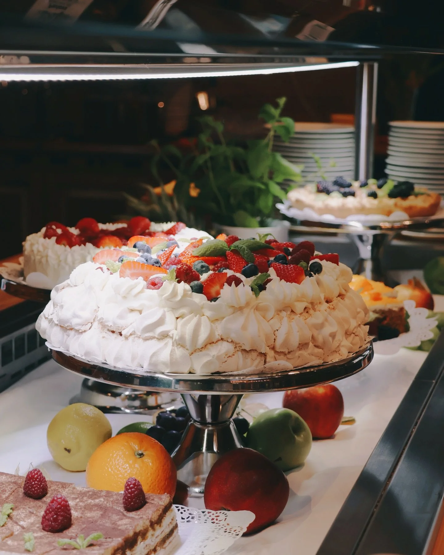 1. og 2. p&aring;skedag har vi ein nydeleg p&aring;skebuffet i restauranten med b&aring;de varme og kalde retter, og dessertbord 🐣  Vi held ope 12-18 kvar dag ✨ 

#hardanger #eidfjord #p&aring;ske