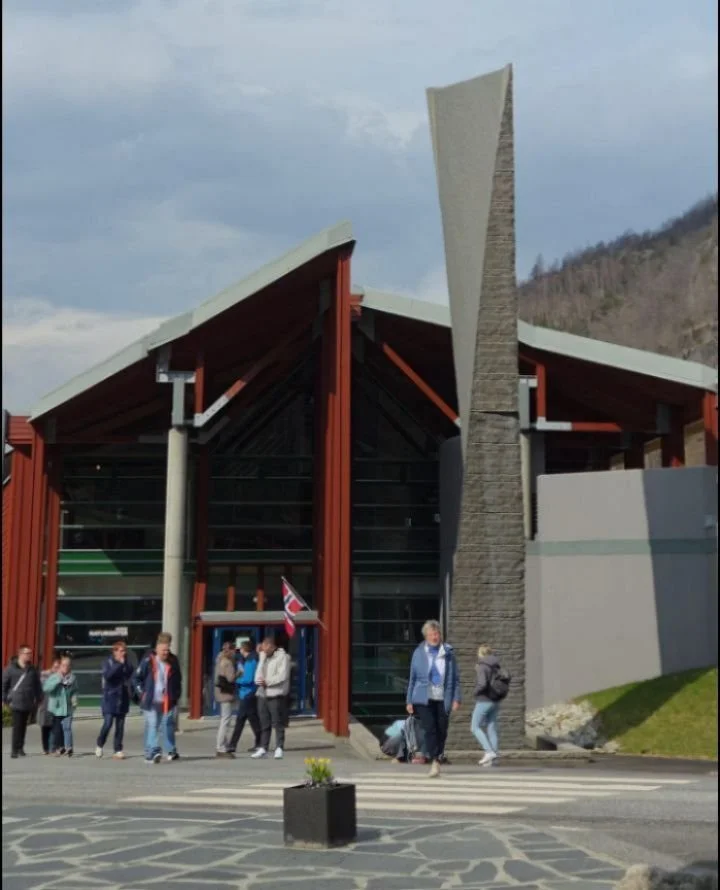 An eventful day with AIDAperla guests at Norwegian Nature Center ☀️ The spring sun said hello for  a while as well! 

If you swipe you'll see Adriana, she's had her first week here at Norwegian Nature Center and will be spending the season with us 🤩