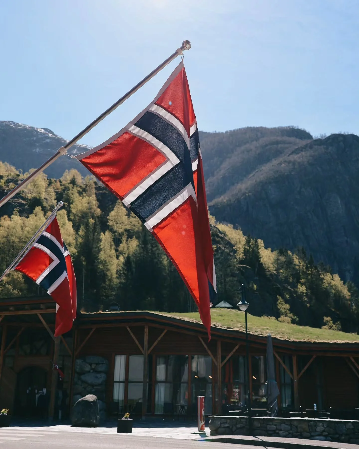 Fantastic day at Norwegian Nature Center ☀️ We're enjoying the sun along with our AIDAluna guests. 

#norway #hardanger #aida
#eidfjord