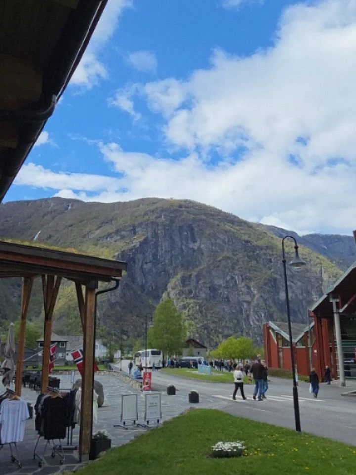 Dagen f&oslash;r 17. mai ✨️ Vi forbereder oss p&aring; ein str&aring;lende dag imorgon 🇧🇻 

17. mai  er restauranten &aring;pen fr&aring; 12-18, med ein deilig kald- og varmrettsbuffet ✨️ Vi har ogs&aring; dessertbord 🤩

#norway #hardanger #Eidfjo