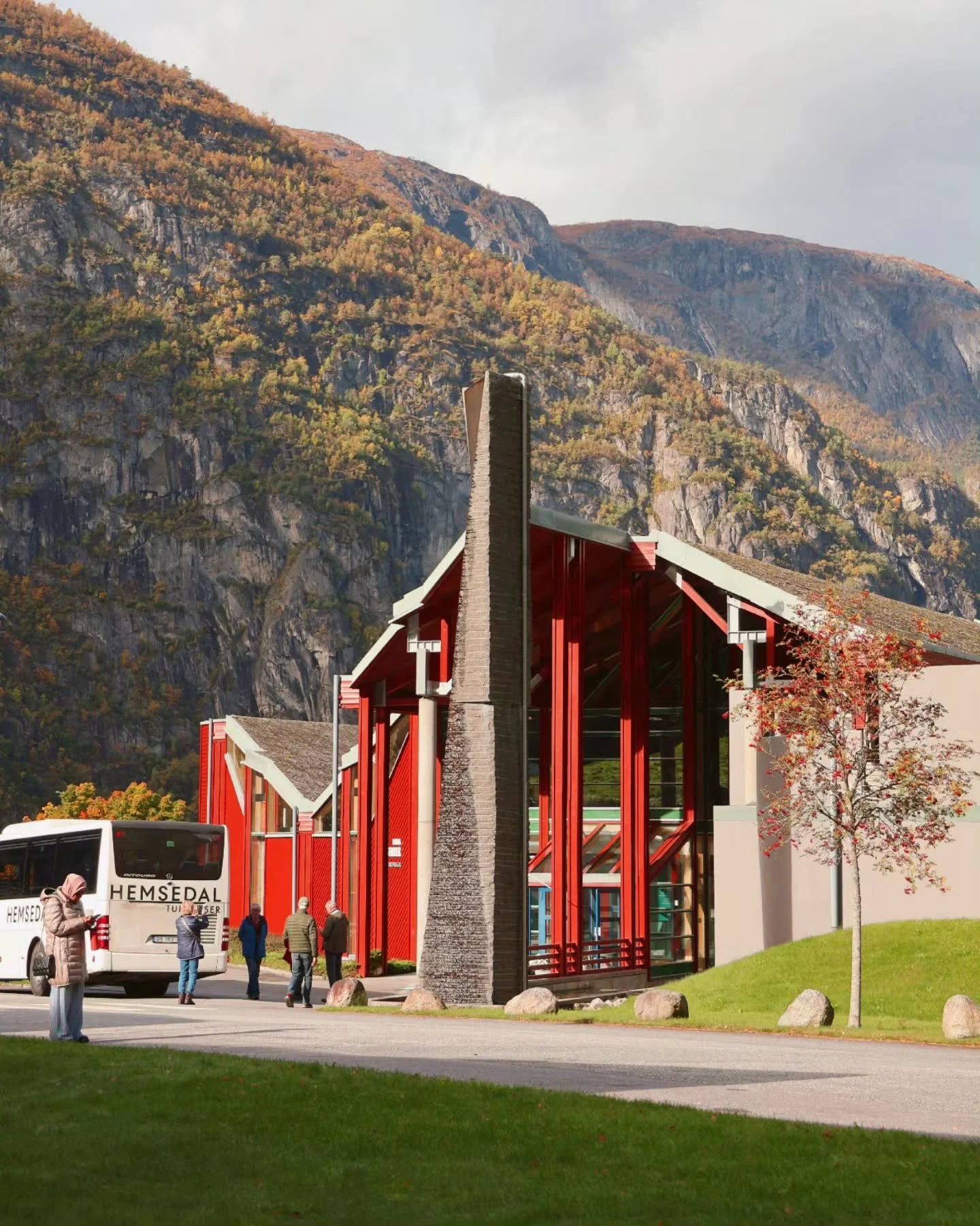 Ein str&aring;lande haustdag p&aring; Norsk Natursenter i &Oslash;vre Eidfjord. I dag har vi mellom anna bes&oslash;k av tyske gjester fr&aring; skipet Artania, som ligger til kai i Eidfjord 🍂🛳