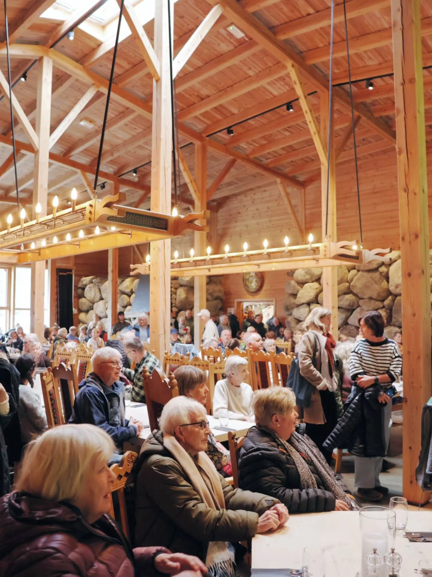 Matkulturfestival, buffet, song, og vakre haustomgjevnadar 🍂 kva meir kan ein ynskje seg?

Dagen forset slik: 

- Buffet i Hardangerviddahallen til kl. 18
- Hardanger Matkulturfestival til kl. 16
- Norsk Natursenter ope til kl. 18 

Velkomen!