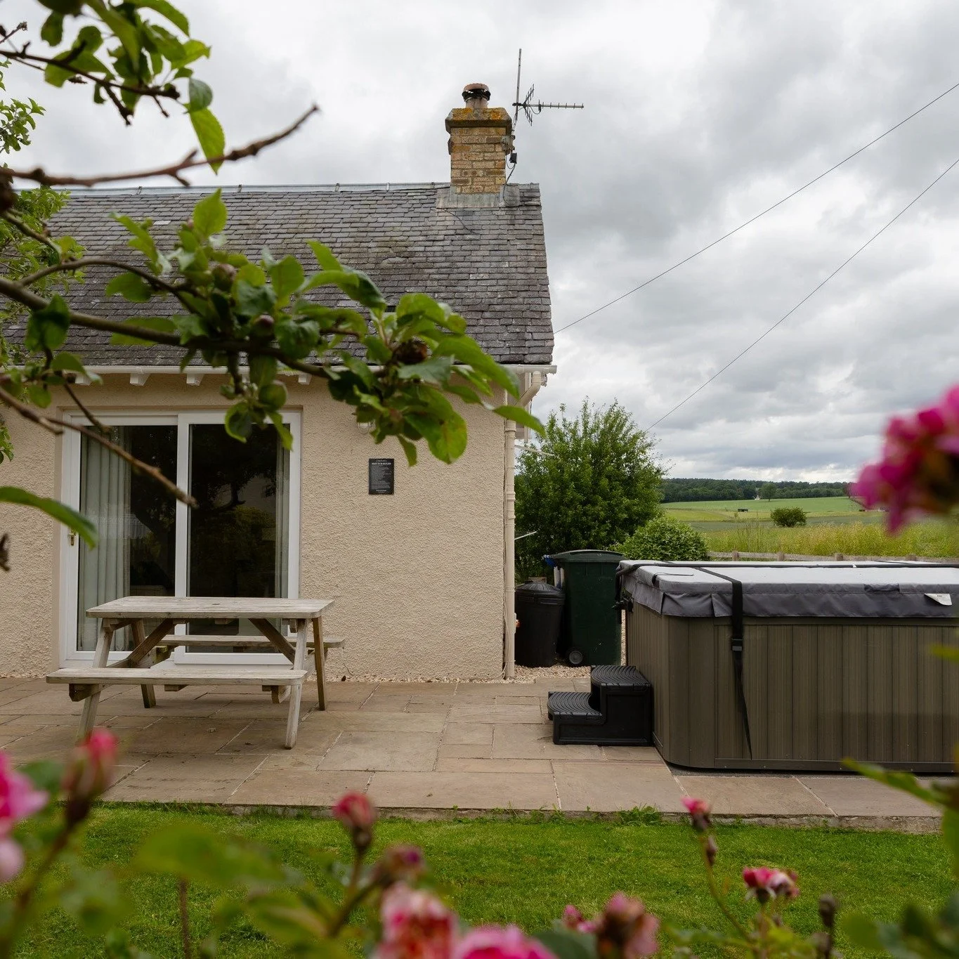 🍂 Midweek Special Offer Extended🍂

We&rsquo;ve extended our special offer &ndash; stay 3 nights midweek and only pay for 2. Available for bookings from now until end of March 2026.

Fancy staying longer? Add a 4th night at a discounted rate.

Choos