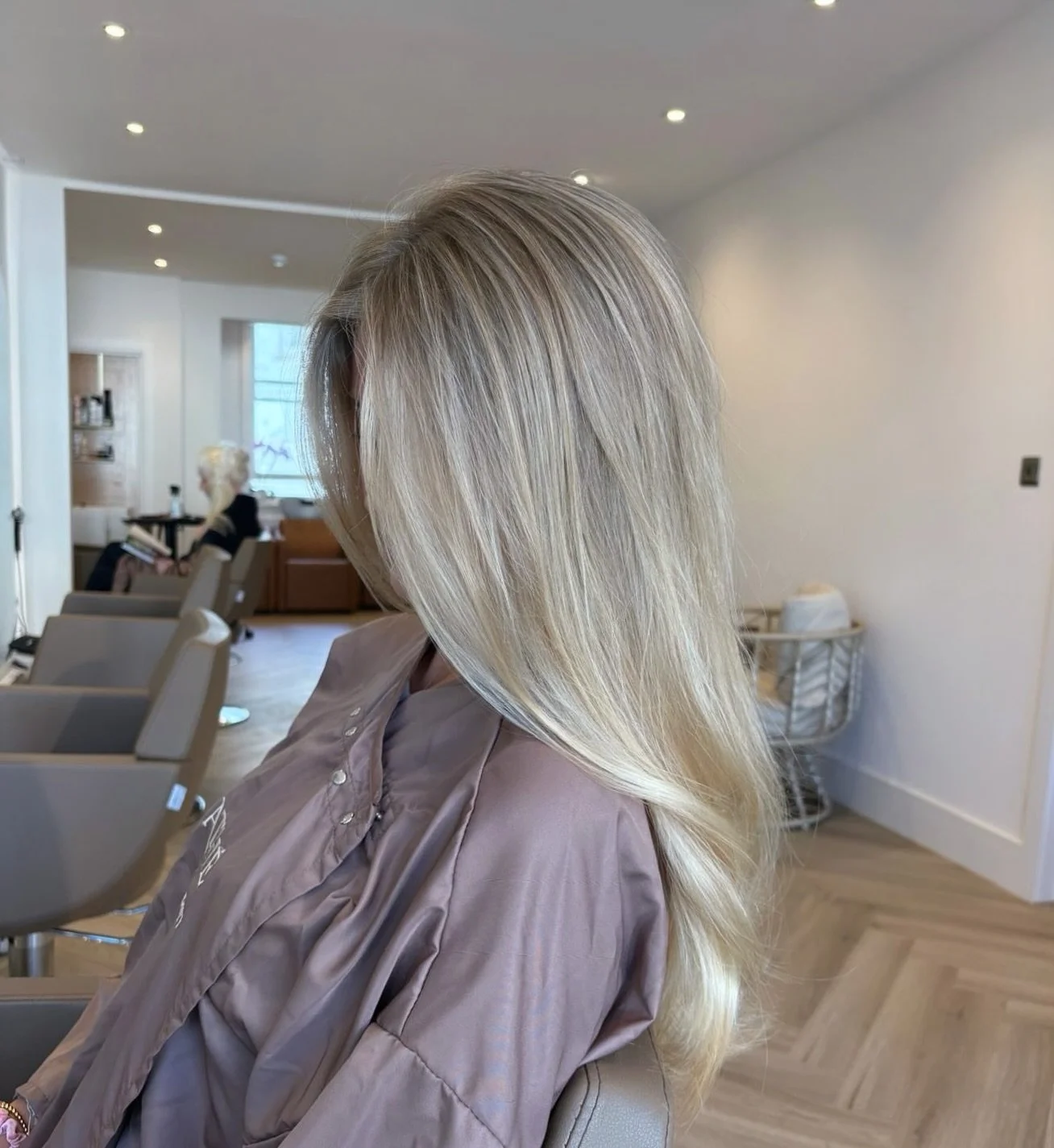 🤍 The softer side of blonde&hellip;

As summer fades into Autumn, we&rsquo;re seeing blondes become softer, warmer and more luxurious.

This beautiful transformation by our newest Style Director, Natalia was created using gentler lifting techniques 