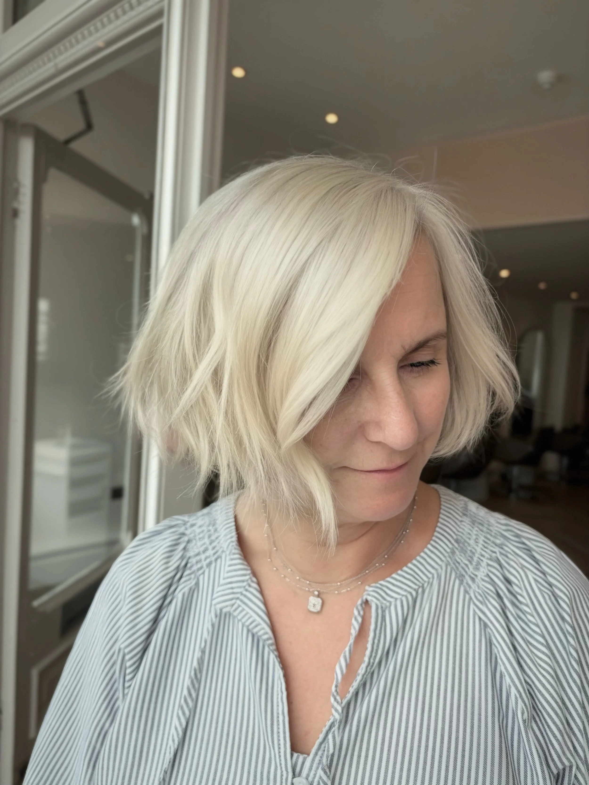GREY BLENDING &mdash; A YEAR IN THE MAKING 🤍

@alice.styles.hair 

These photos are one year apart from my gorgeous client Dena and they&rsquo;re the perfect example of why beautiful grey blending takes time, patience and a bespoke approach. What a 