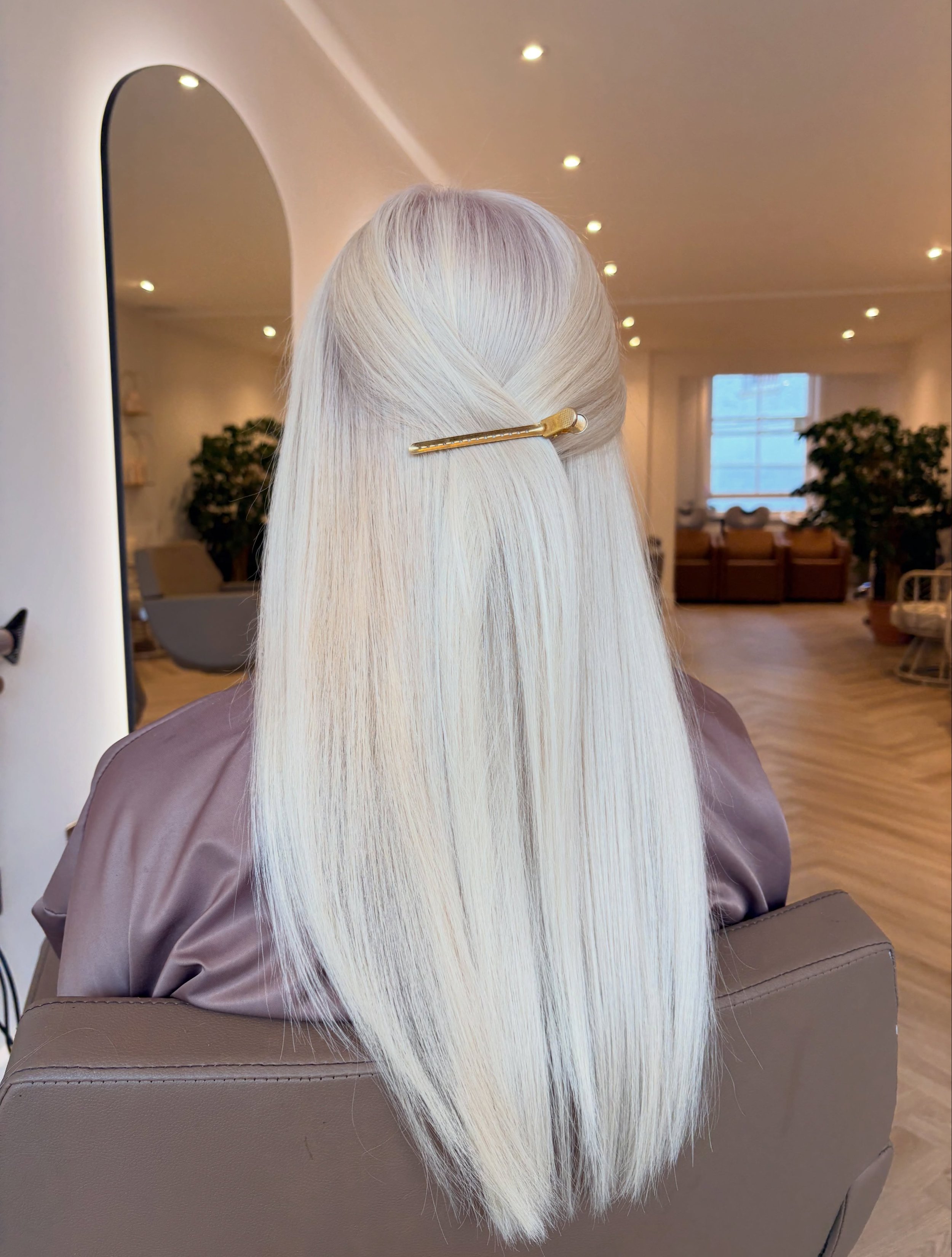 Such a beautiful and pure silky coconut blonde created with our favourite and professional brand @lorealpro_education_uki  by @alice.styles.hair 

Photo taken post blowdry and fresh longer cuts to keep the lengths healthy and sleek&hellip;. Stunning 