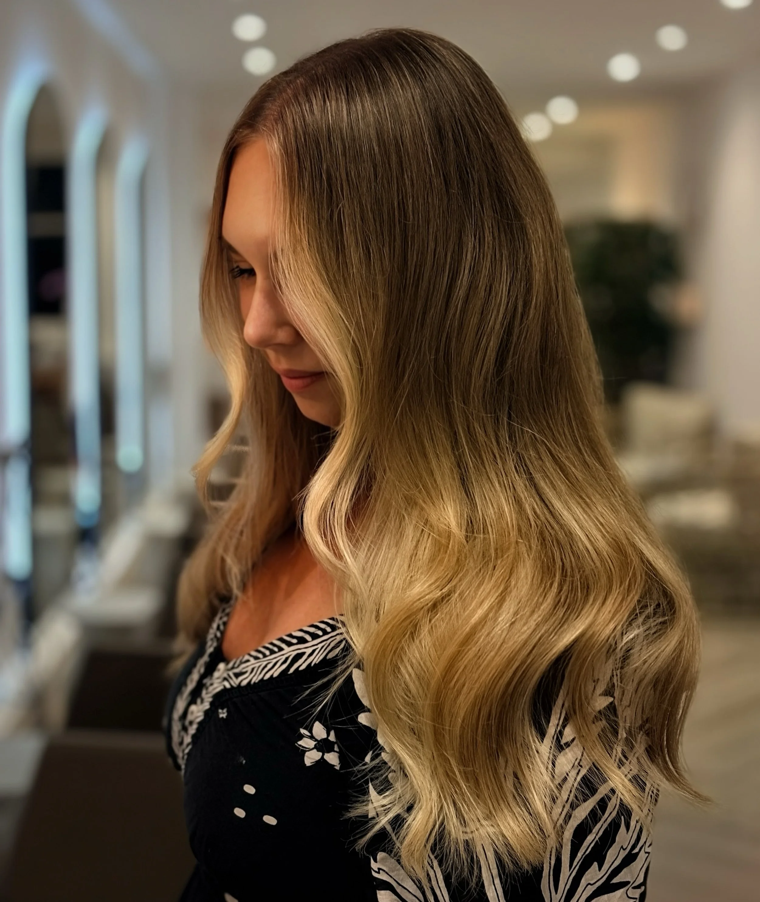 The blondes we are inspired by this Autumn&hellip; leaning into more of a cosy and glossy blends 🤍🤎

A beautifully blended root with creamy vanilla and champagne tones through the lengths creates that expensive, lived-in blonde that feels effortles