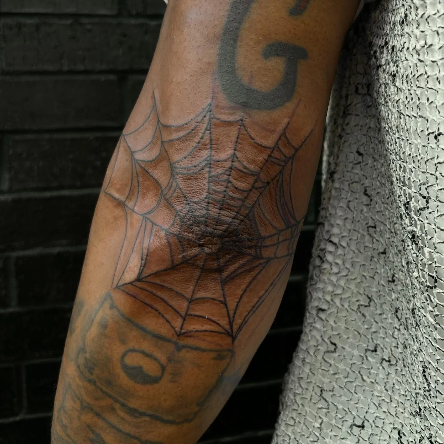 Spiderwebs to the elbows 😤🕸️

📧 Email: artistofflesh.tattoos@gmail.com
📨 Booking Form: vagaro.com/turquoisepanthertattoo/book-now 

#rva #rvatattoo #rvatattooartist #vatattooartist #artistofflesh