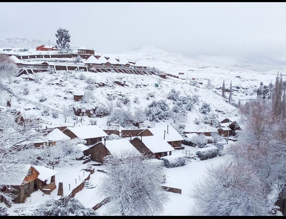 ✨ Snowy Vibes in Lesotho captured by @semonkonglodge ❄️

✨ Did you know? Lesotho, known as the &ldquo;Kingdom in the Sky,&rdquo; boasts some of Africa&rsquo;s highest mountains, making it a snowy paradise worth exploring!

✨ This stunning shot captur