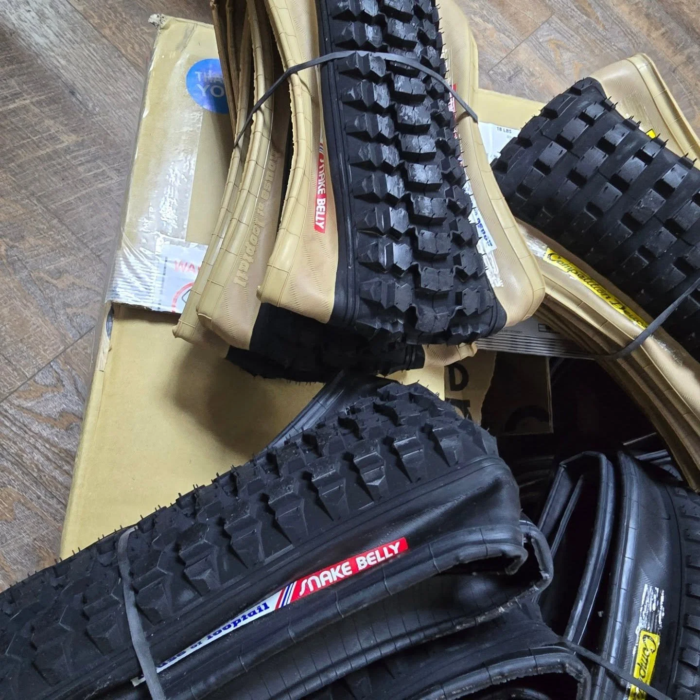 We started stocking the new issue Snake Belly and Competition Duece tires by House of Looptail. We have both tires in gumwall and black wall, in 26" in tye shop. If you want that classic 70s and 80s tire for your cruiser, these are it. 

#corals