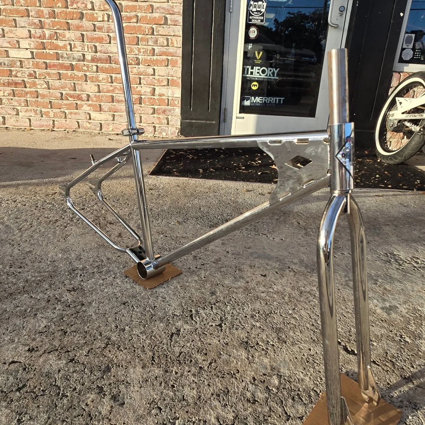 Another cool frame set that's hanging in the shop, 29" JTT Diamond Back. If you had a Diamond Back as a kid or saw one in the bike shop window, you know how cool they were. Here's a chance to build a 29" cruiser with that legendary Diamond 