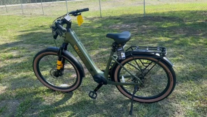 Just landed in the shop, the new @velotricebike discover M, mid-drive e-bike. This one comes in green and silver. Come in and take one for a test ride.