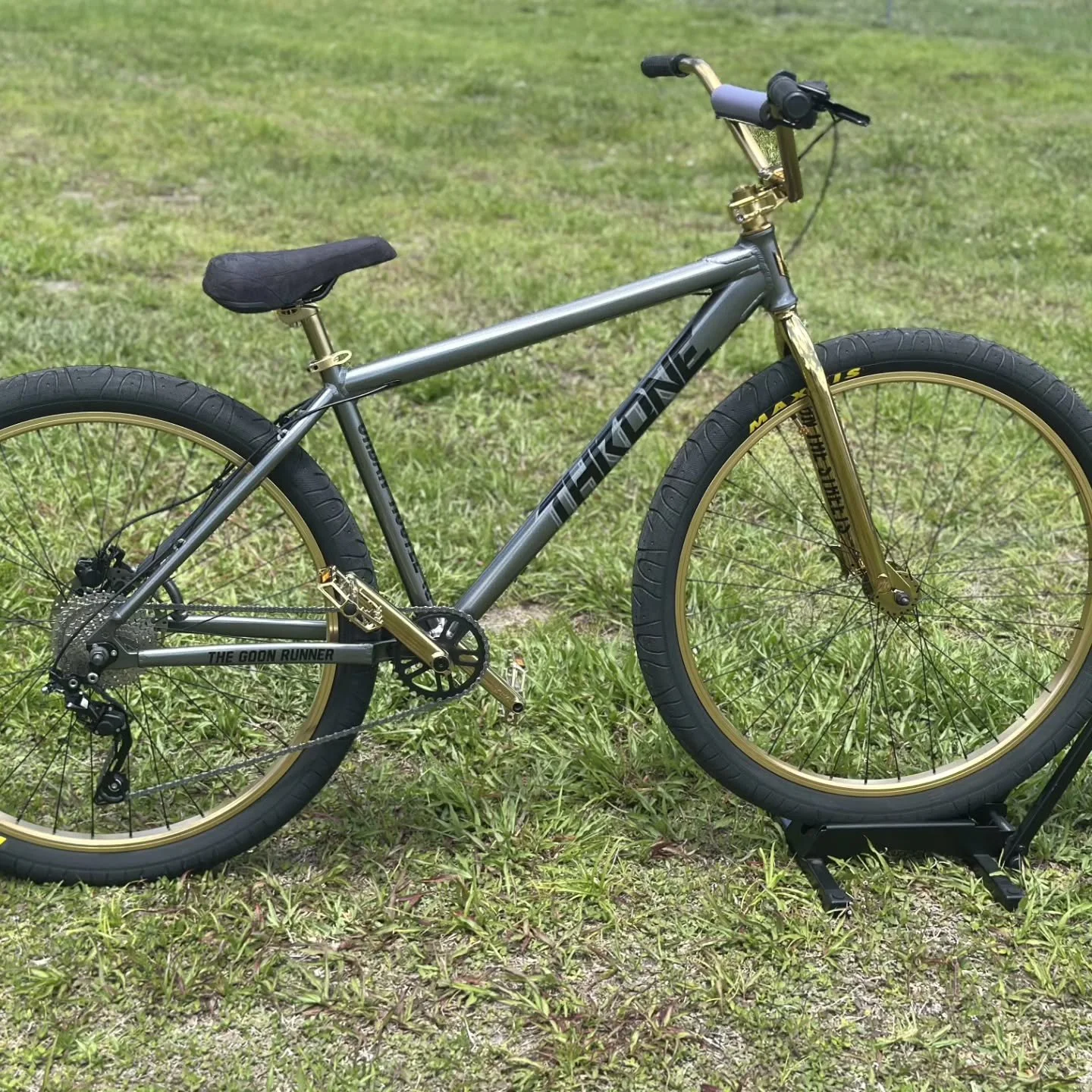 New 29" goon runners landed this week. We have all four of the new colorways in the shop, White Lux, Black Berry, Graphite Oro, and Crimson Shadow. These come with 10 gears, Maxxis Hookworms, and hydraulic brakes. $999 in the shop.