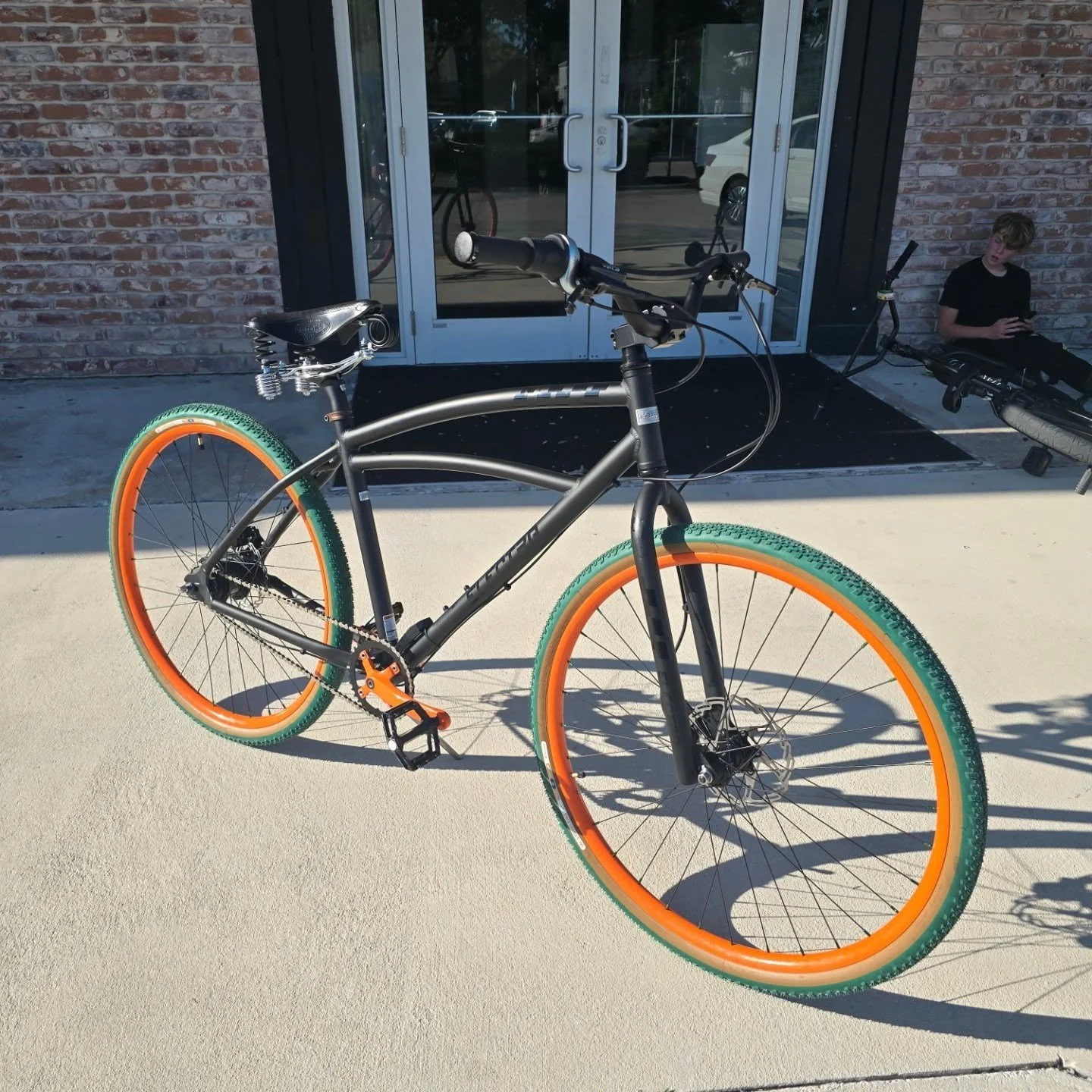 We added a little color to this all black Electra 3 bar. The rims were changed from a 27.5" wheel to a 29" wheel, then powder coated them orange along with the cranks, care of @browardpowdercoating and @hotboxkustoms  Then we added a fresh 