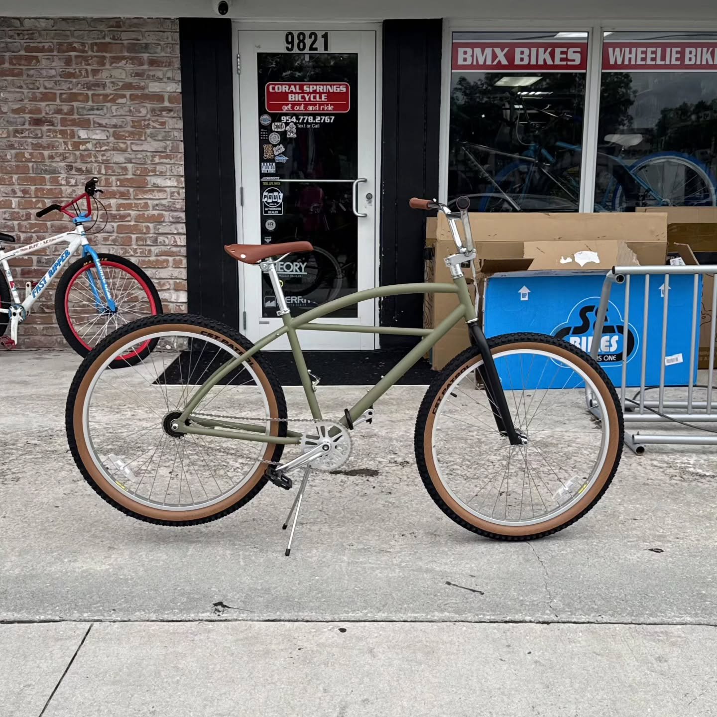 We just received a shipment of State Bikes in the shop, including this cool 3 bar klunker in matte green. This one is a single speed coaster rear hub . $475 in the shop. We also have a pretty a good stock of @statebicycleco bike bags and accessories.
