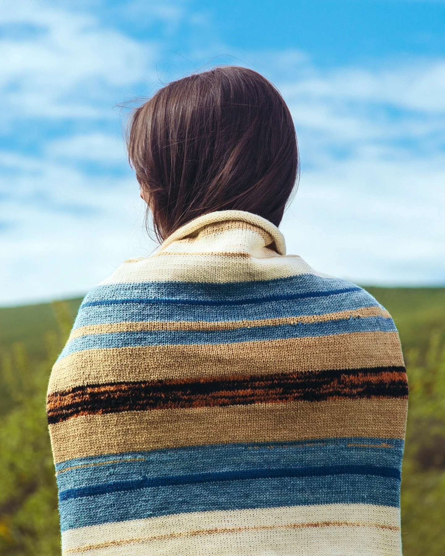 Taking inspiration from the lovely blue skies in nature (maybe not always in Scotland)🌦️ Texel sheeps wool dyed using indigo, woad and alder with a pop of dark Zwartbles wool and madder dyed Blackface wool in the middle for an interesting contrast i