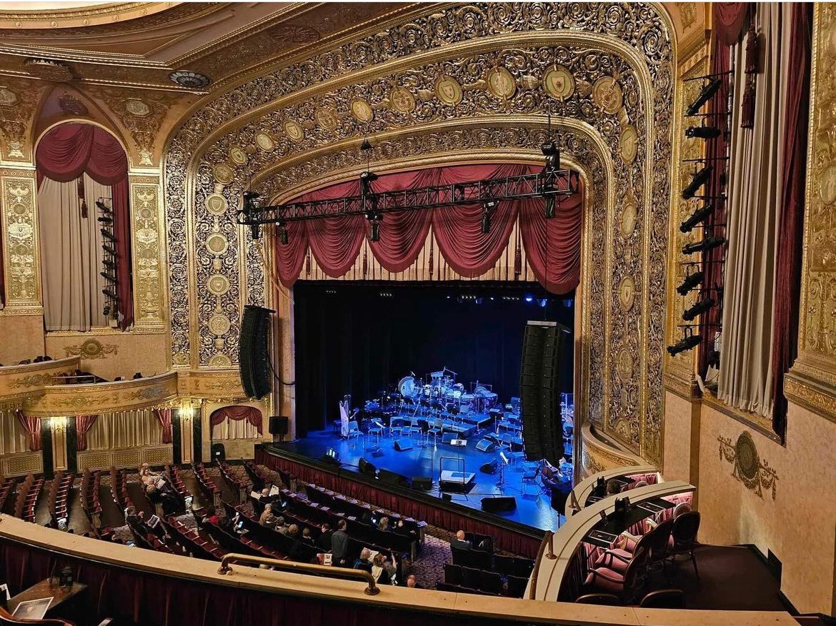  The historic Warner Theater, site of the concert. 