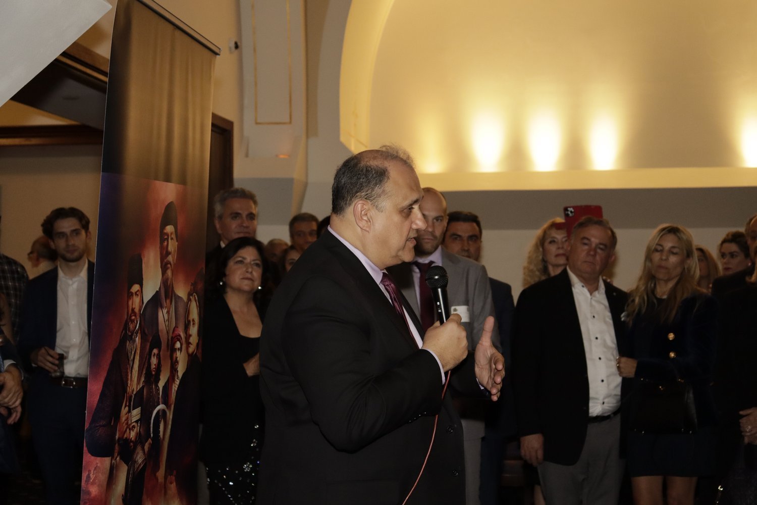  AHI President Nick Larigakis addresses the attendees of the Concert Afterparty, hosted by the National Hellenic Society. 