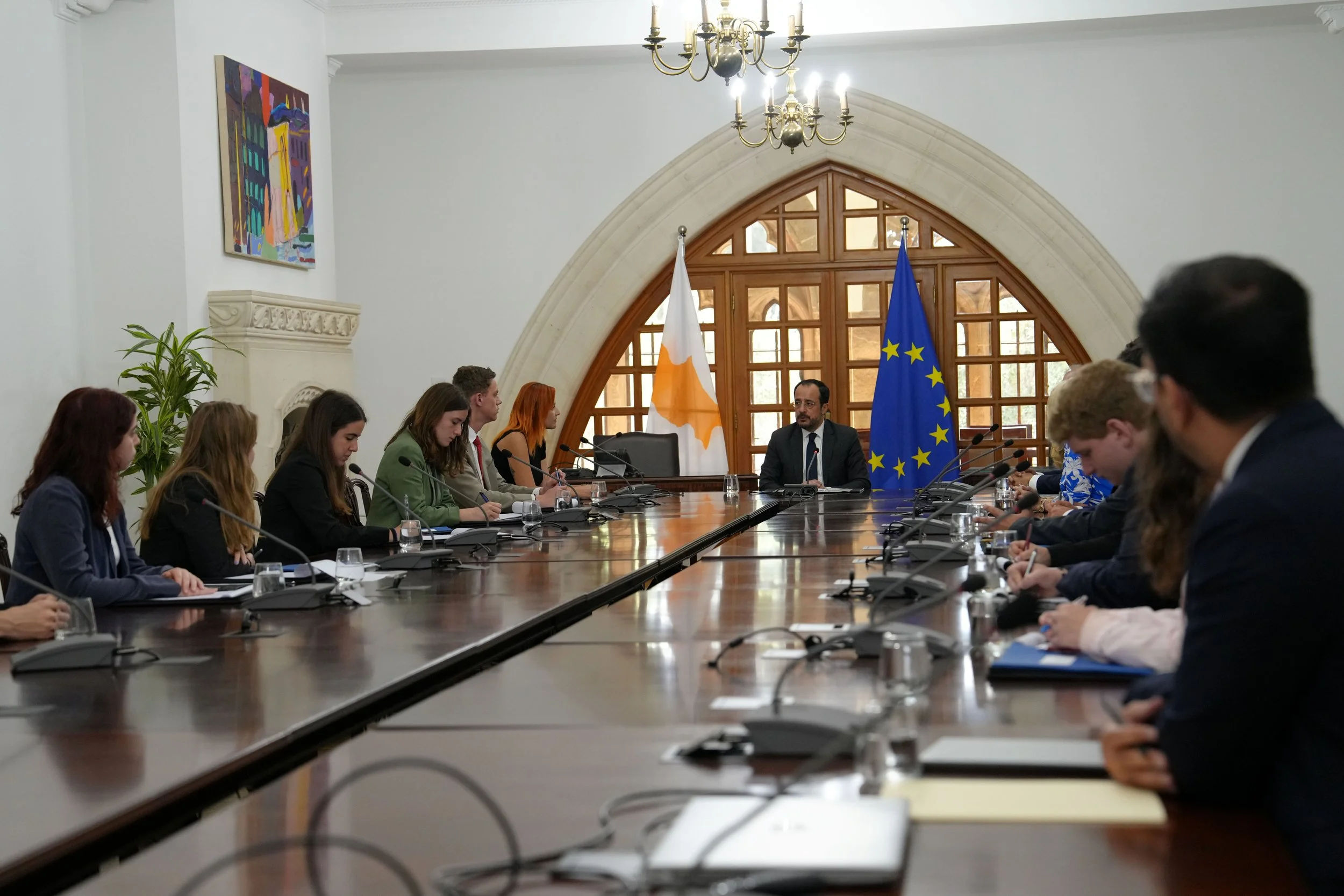  Students listening to question answers. 