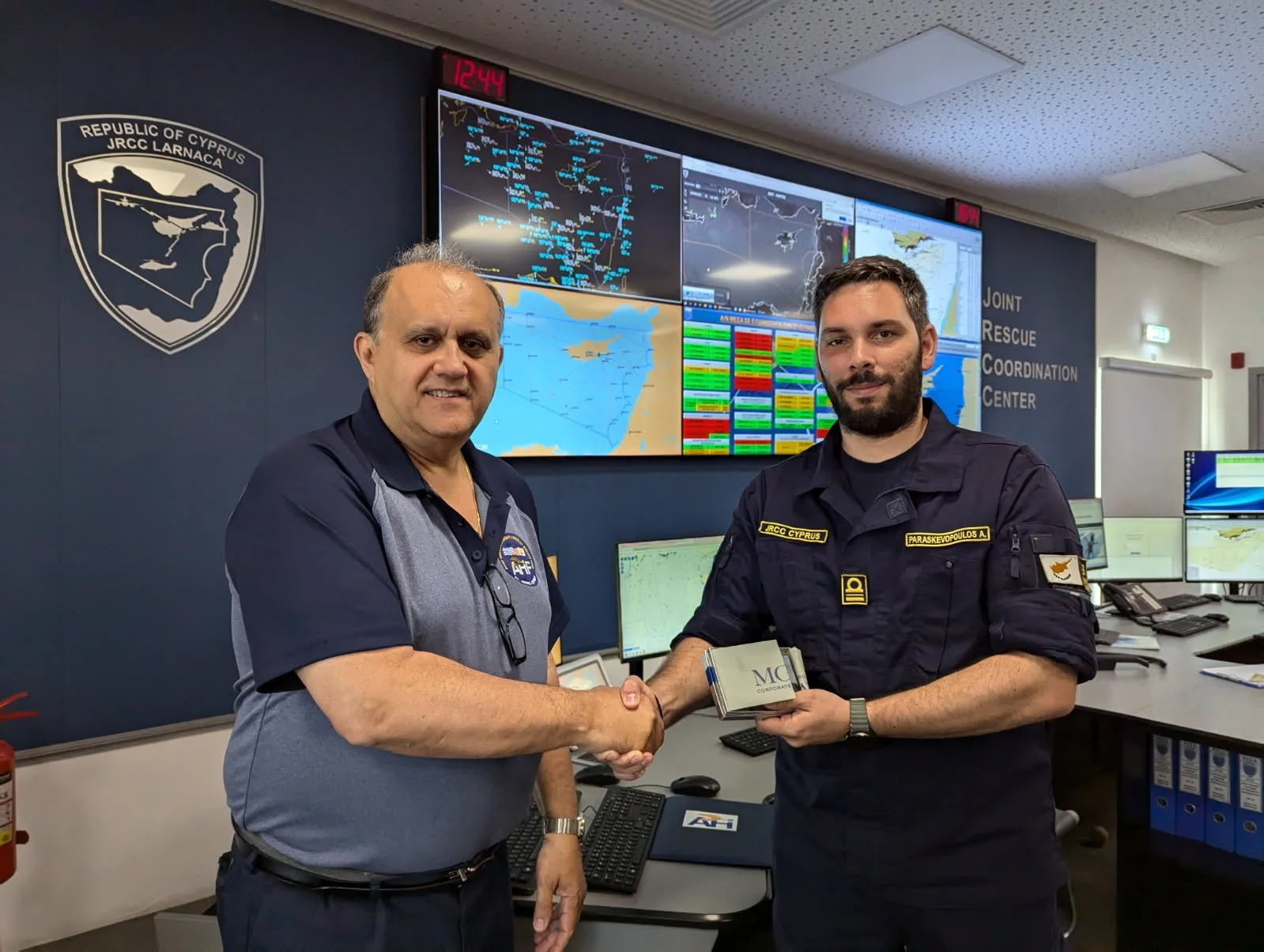 (L-R) Nick Larigakis presenting a commemorative gift to the commander on duty at the Joint Rescue Coordination Center (JRCC) in Larnaca.