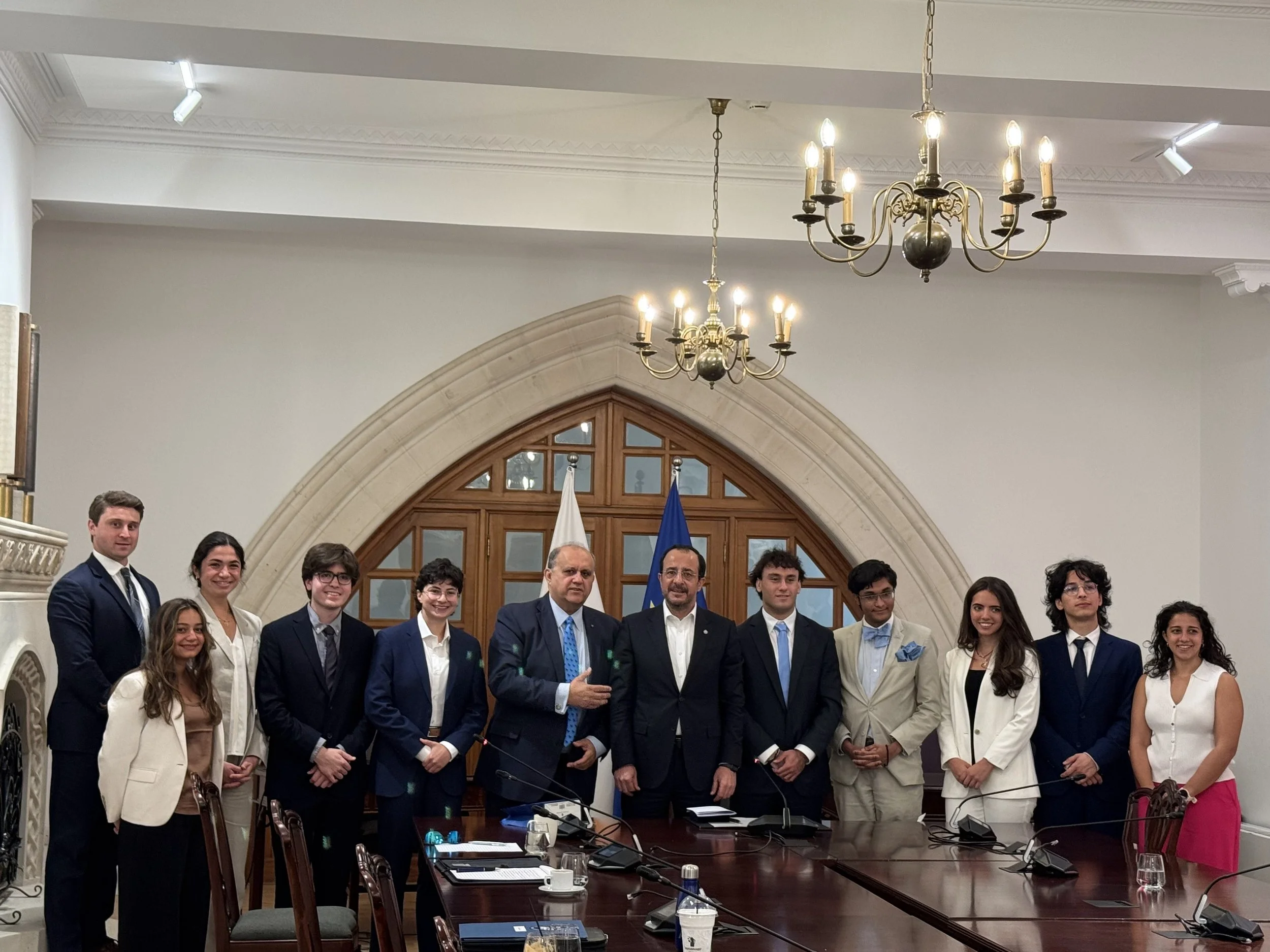  President Christodoulides welcomes students to the Presidential Palace. 
