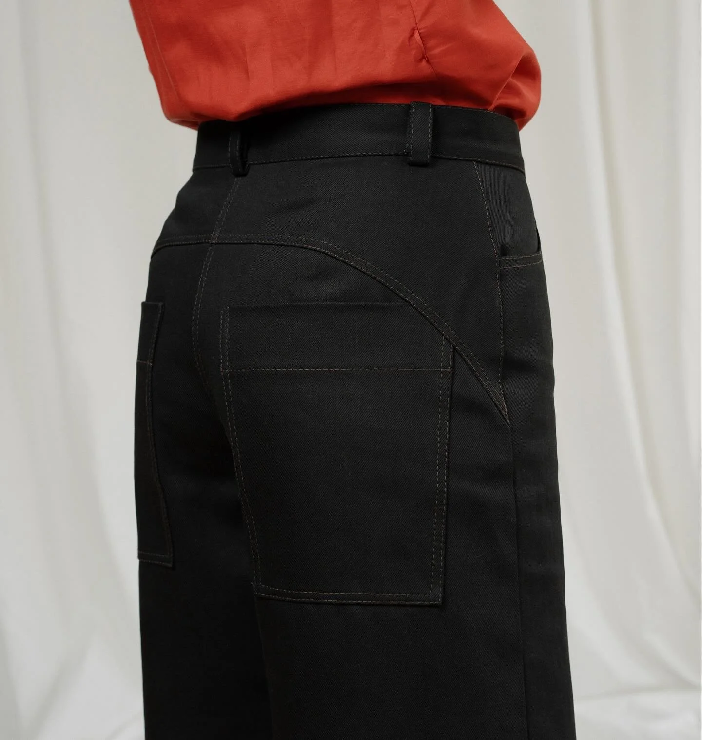 Details on the back of the Sadie jeans! 
Curved yoke and exaggerated pockets, finished with contrasting brown topstitching 🤎 

Available online at Clarabosshard.com