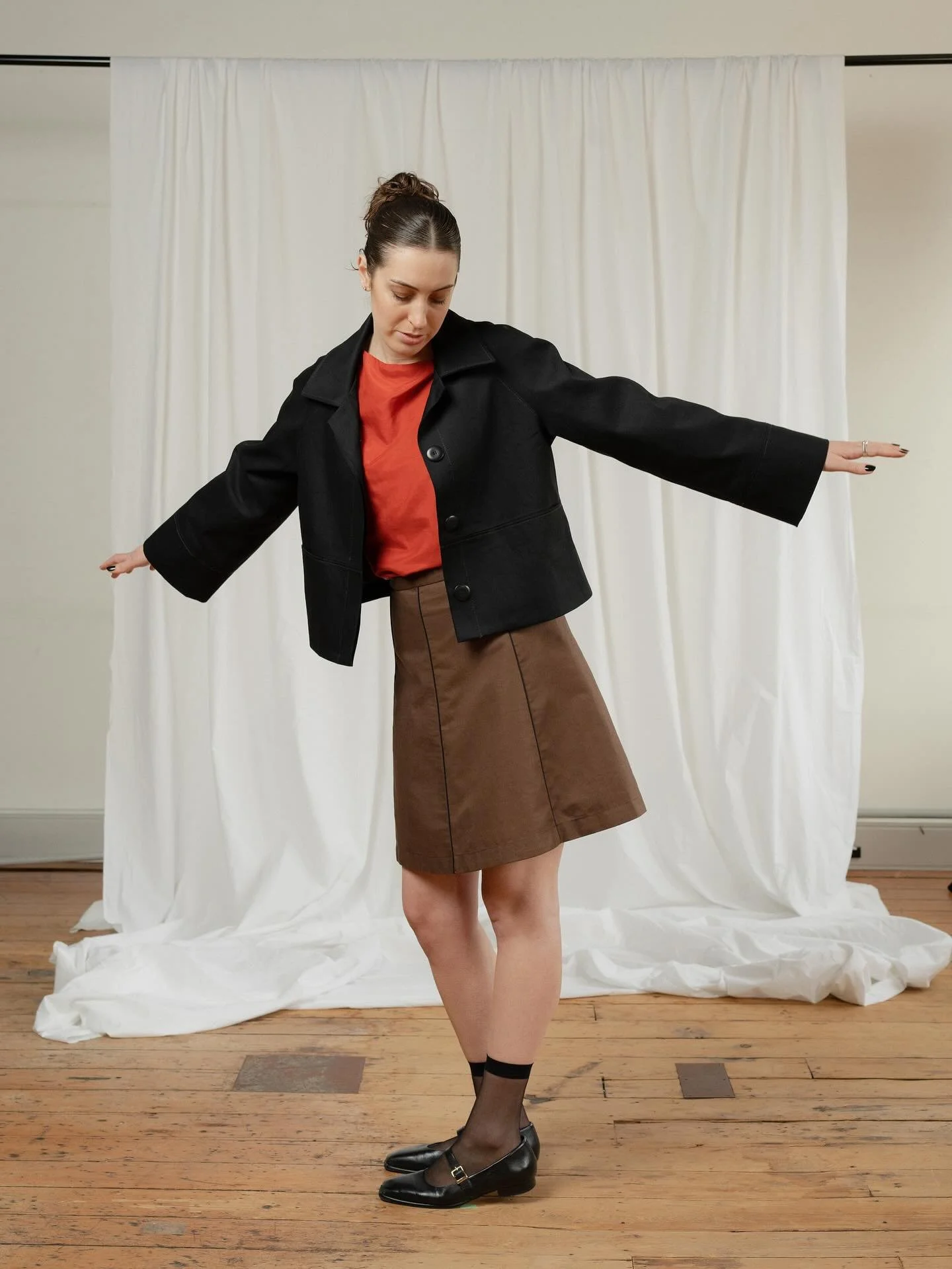 The Besty jacket! But this time in black 🖤

The Betsy Jacket is a boxy jacket, sitting approximately at hip length with a flare sleeve and body. It features front pockets, hidden button stand and fully lined. Made up in a black denim with contrastin