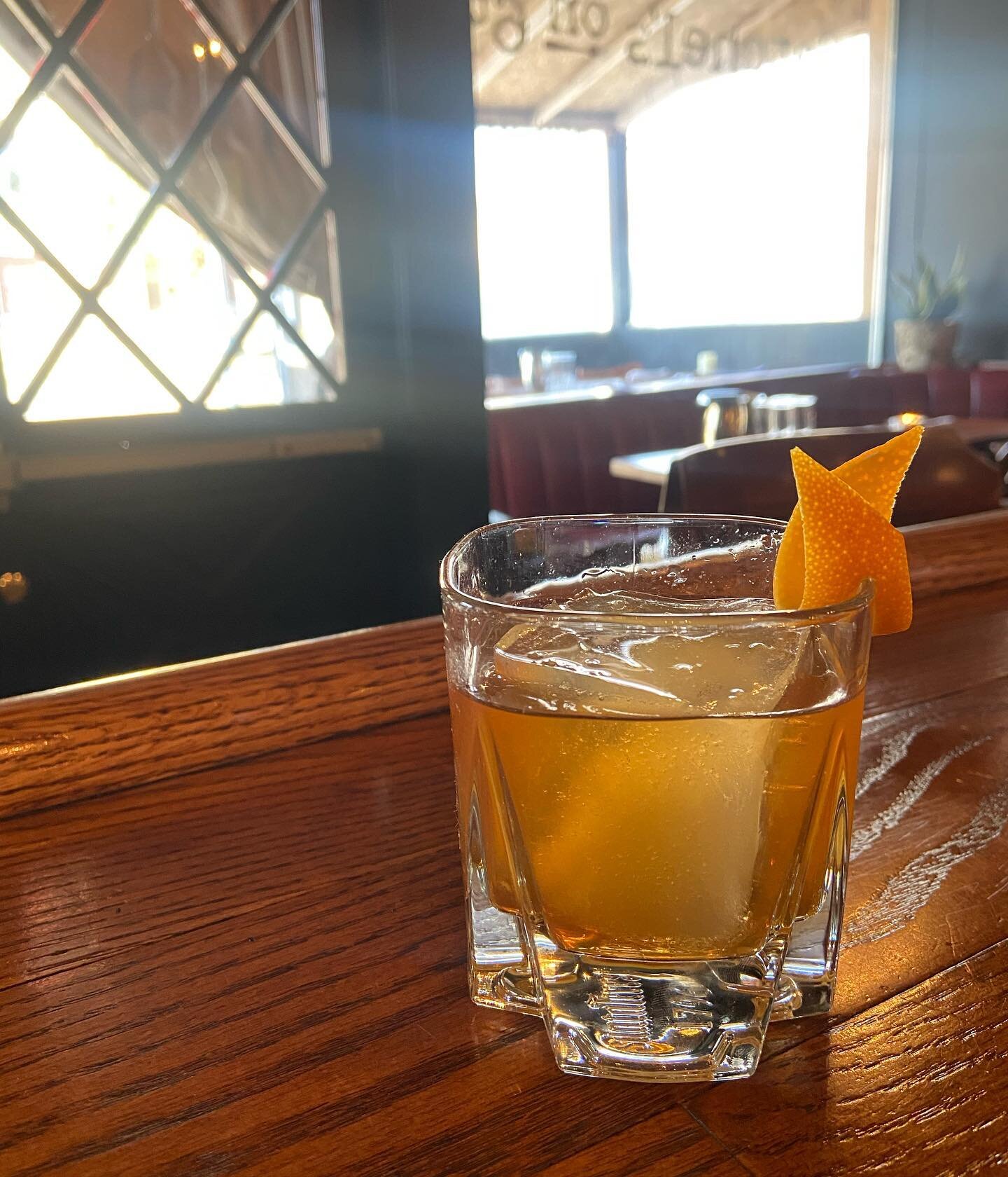 Spirit forward drinks still have a place in the world when it&rsquo;s hot out! This bourbon spirit forward drink is great for spring evenings!
⚫️
2oz Bourbon
0.5oz Fino Sherry
0.25oz St. Germain 
0.25oz @mile.high.mixology Orange/Clove Syrup 
3 dash 