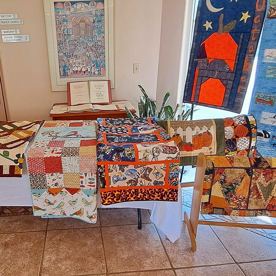 Don’t you love when the fall quilts start coming out?  Quilts from the guild showcase.
#boundarybayquiltersguild #fallquilt #quiltsondisplay #quiltingincanada #sewsewsew #quilt #halloweenquilt #tsawwassenbc