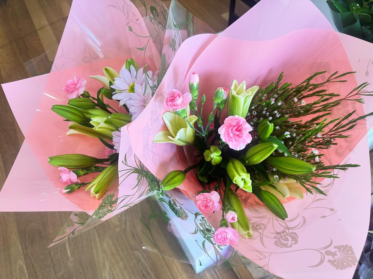 We have some pretty little sale bunches in store now! 🌸 Perfect grab n go option!