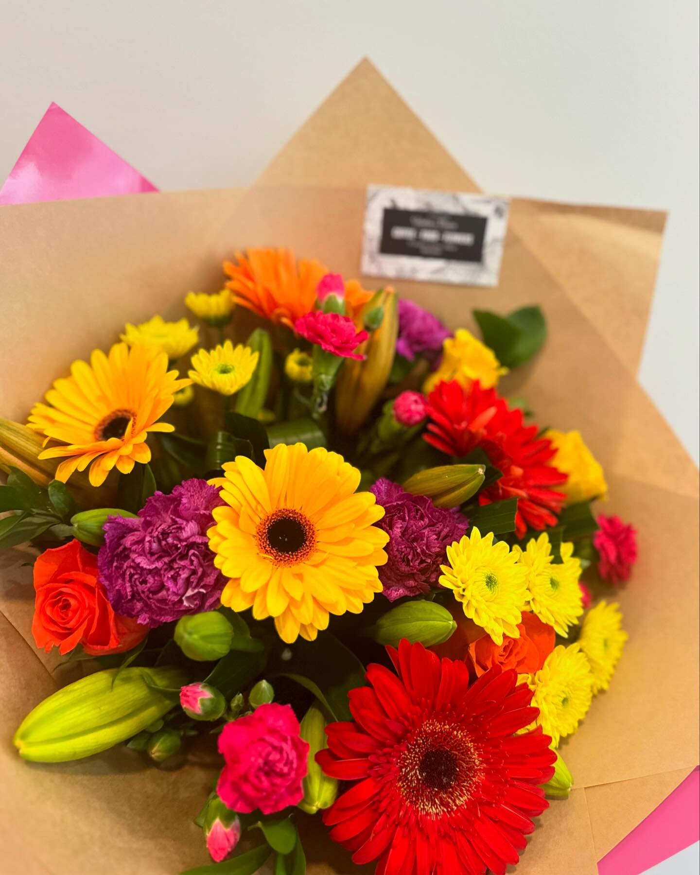 A bright and colourful mix is easily our most requested floral order, and you can see why! 🙌🏼