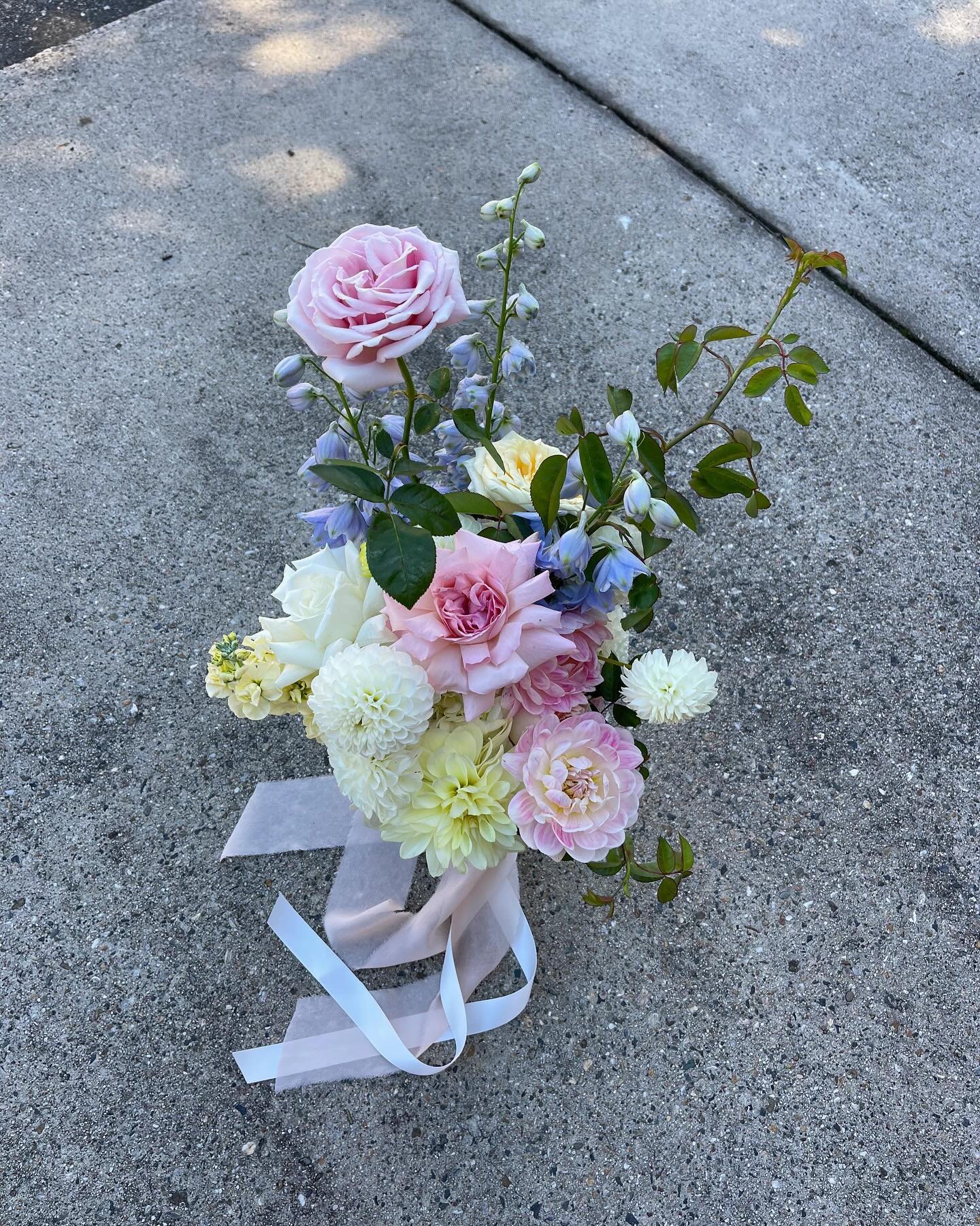 Caitlin 🦢 Mix of locally grown &amp; imported dahlias and roses, delphinium, hydrangea &amp; stock 🌸 She&rsquo;s a beaut 💅🏽 Thank you to @whitecottage_flowerfarm_ for growing the most gorgeous fleurs 🫶🏼