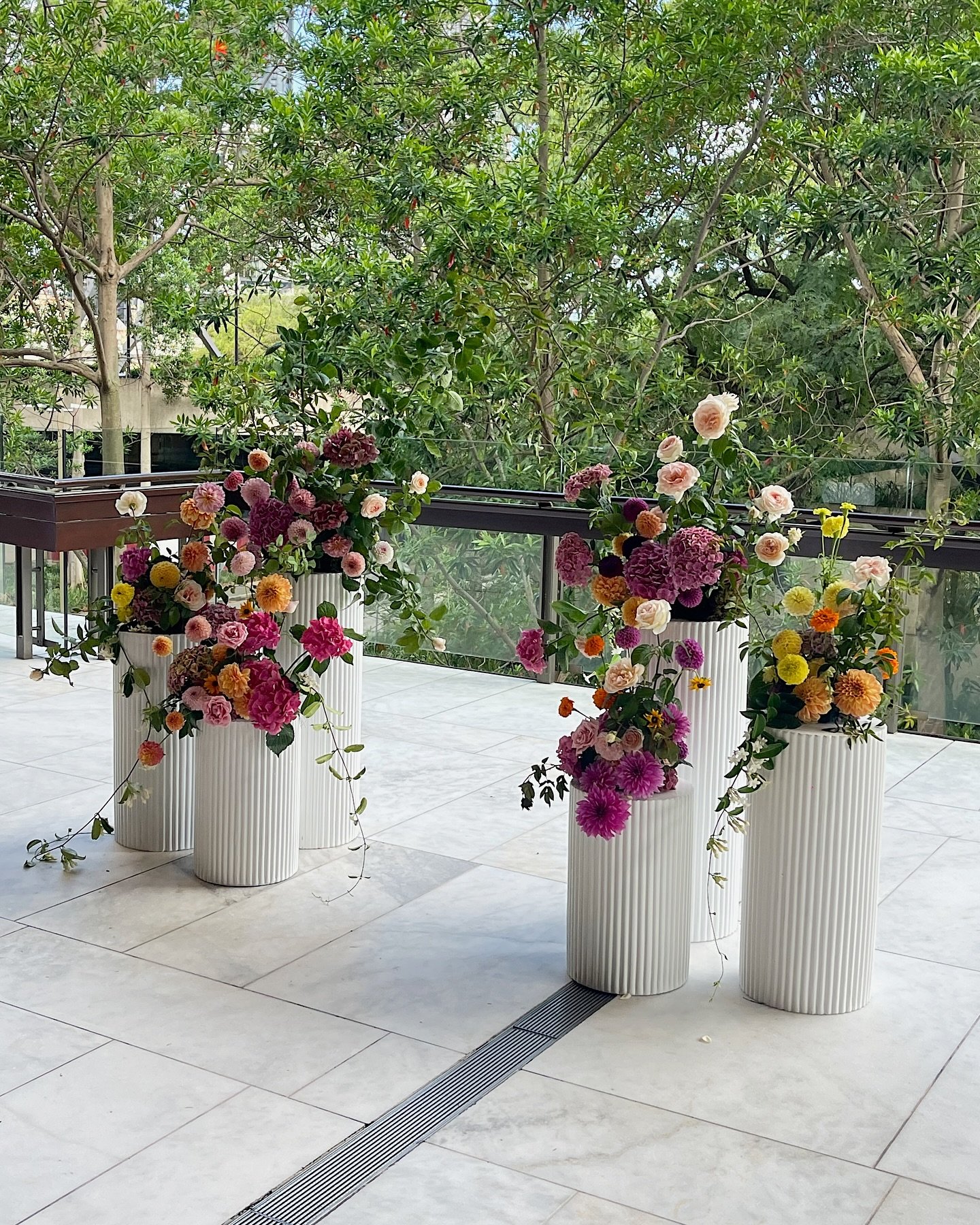 Summer ceremony for Kate &amp; Michael 🌸🌾

Shape, texture &amp; movement are a floral designer&rsquo;s staples when creating ~ from a small vase arrangement to an impactful ceremony. Here we used an array of summer blooms, from locally grown dahlia